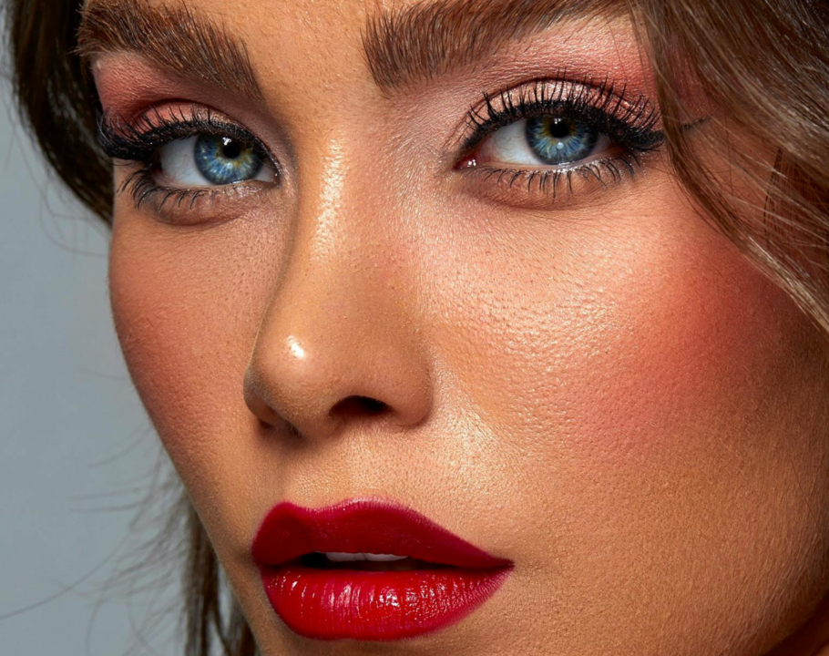 Rubor rojo, maquillaje