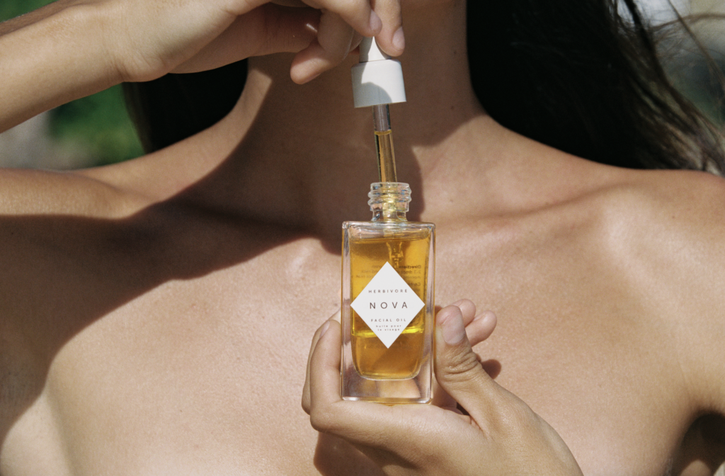Este nuevo aceite facial será tu mejor  aliado contra manchas, opacidad y deshidratación featured image