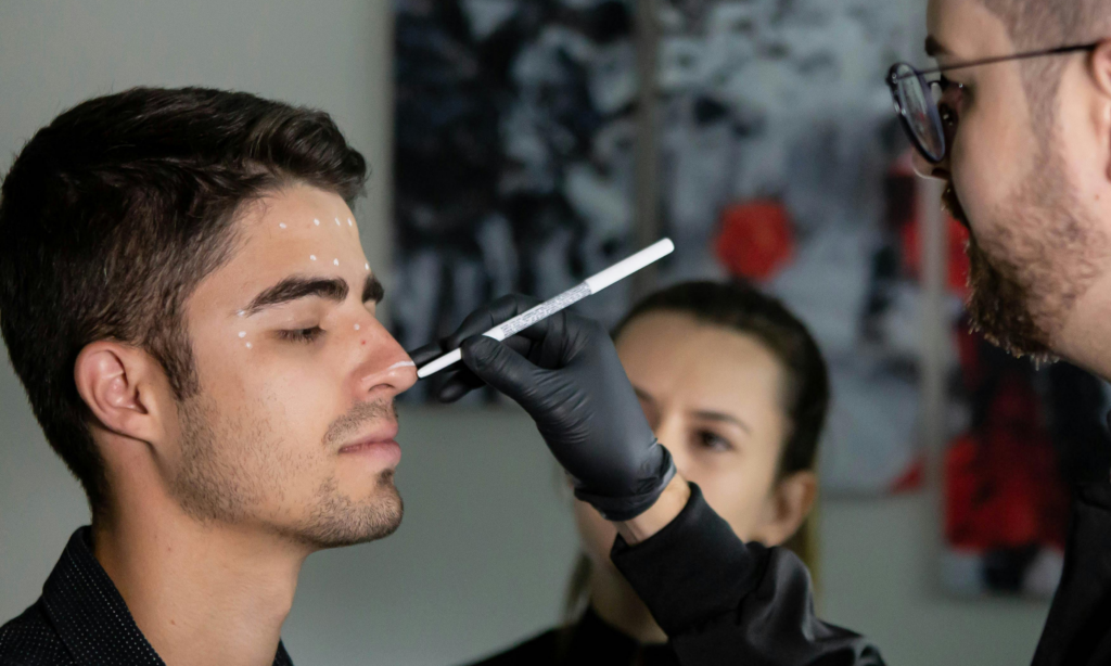 Las cirugías estéticas que están revolucionando la belleza masculina featured image