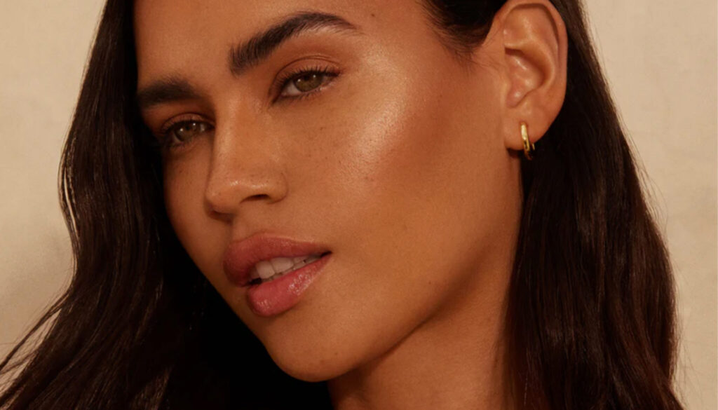 8 Productos de maquillaje para lograr el glow perfecto de la hora dorada featured image