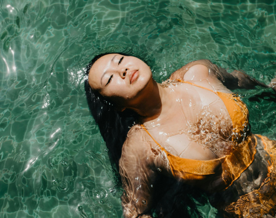 mujer en piscina