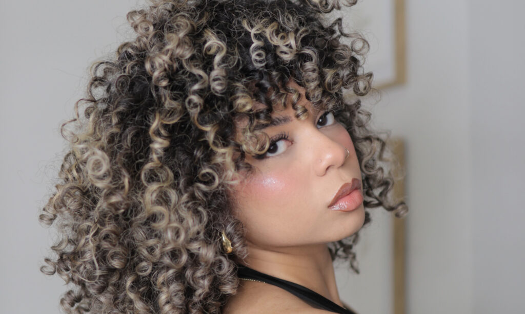 Los rizos de la influencer latina Glory Rose hablan más fuerte que cualquier filtro featured image
