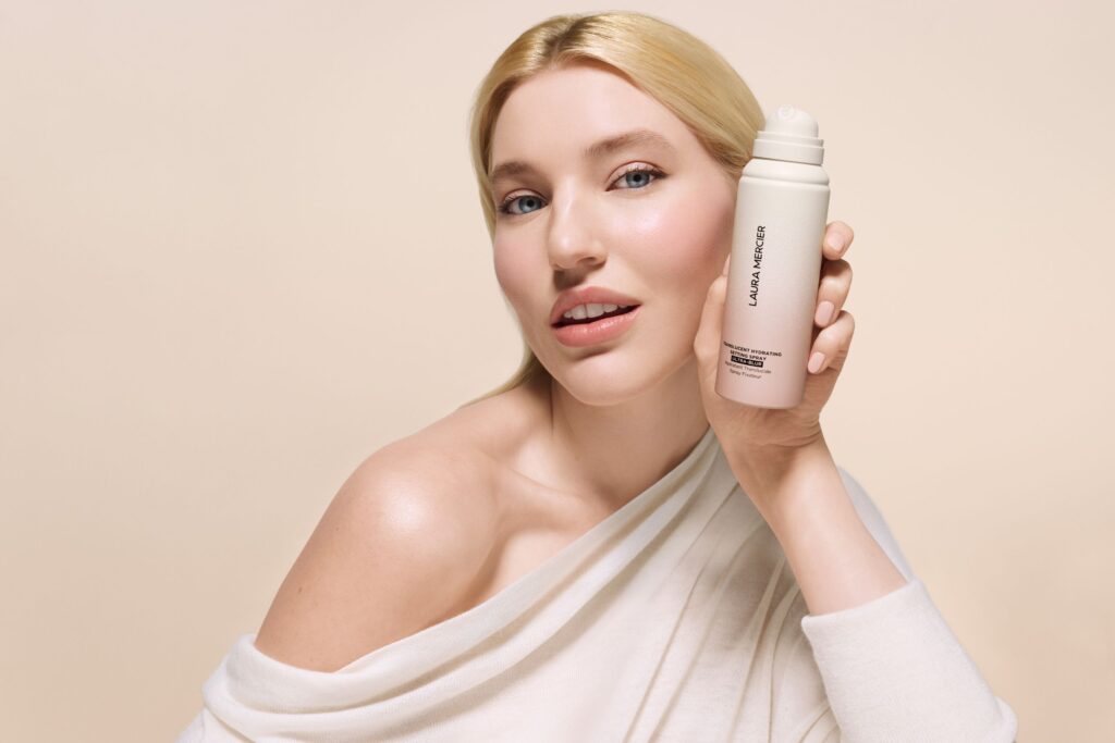 Este nuevo spray fijador de Laura Mercier promete transformar tu maquillaje featured image
