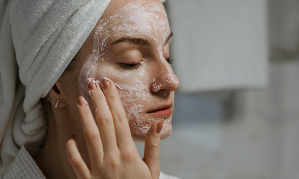 6 Errores comunes en tu rutina de skincare que podrían dañar tu piel, según la Dra. Baum featured image