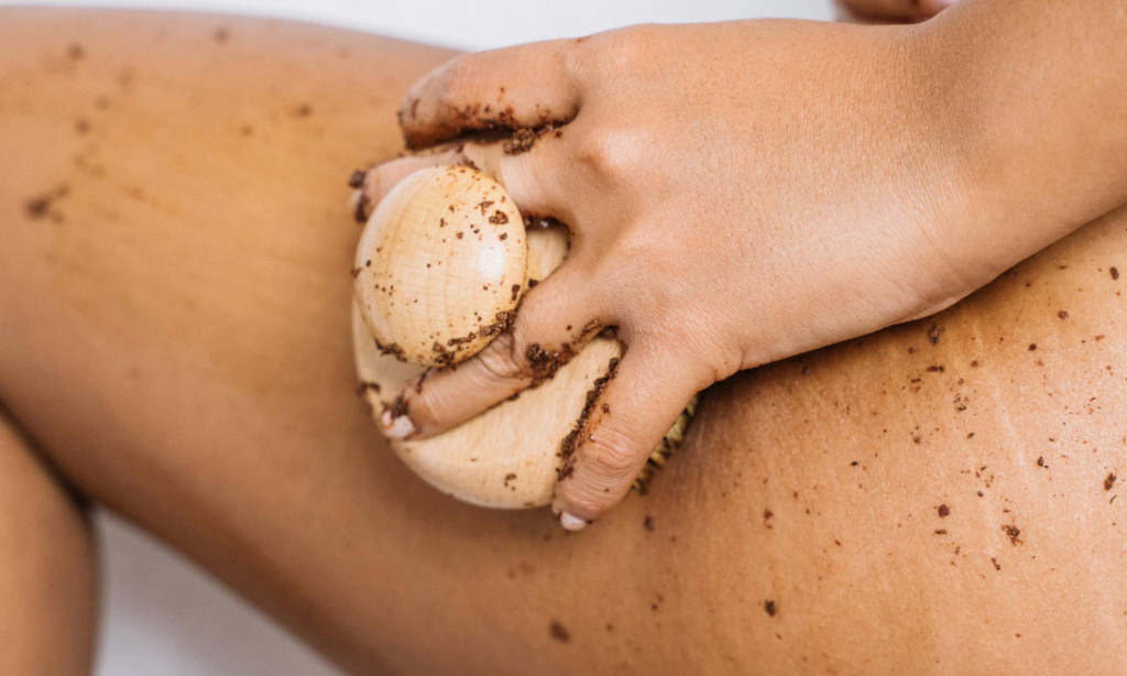 Productos de belleza con café para energizar la piel y reducir las ojeras y la celulitis featured image