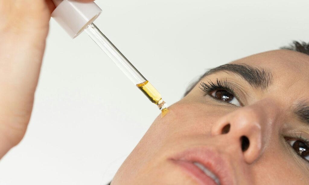 Menos es más: La rutina de skincare de día y noche que tu piel de 40 realmente necesita, según una dermatóloga featured image
