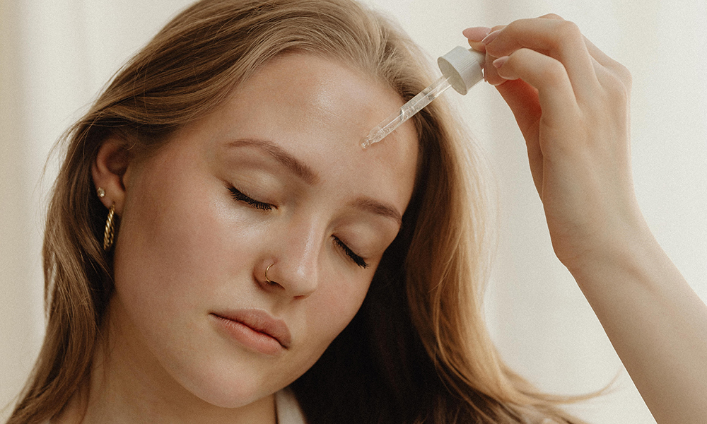Los dermatólogos opinan sobre la tendencia de ‘Botox en una botella’ featured image